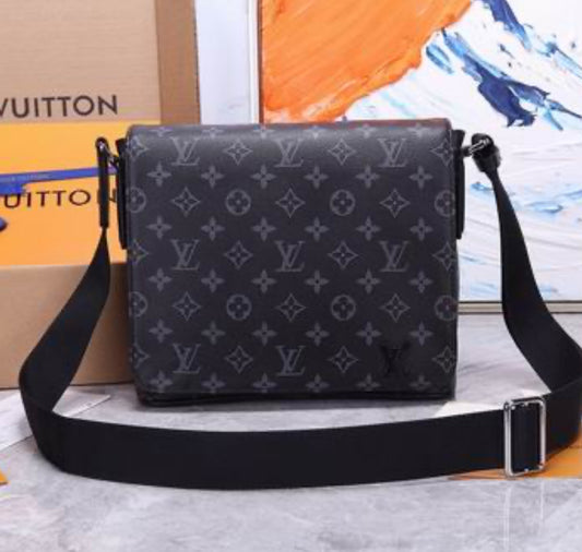 MEN'S LV MESSENGER BAG